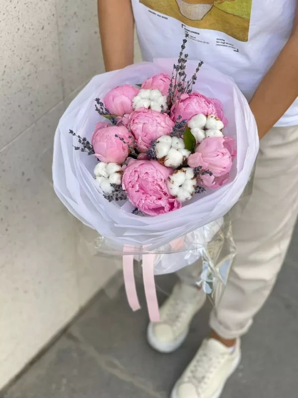 Букет "Amazing" — Букет "Amazing" — сборный букет из лаванды и пионов, в котором оттенки и фактуры объединены в гармоничную…